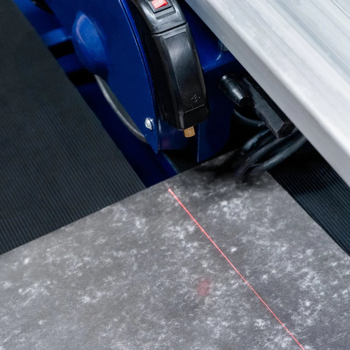 Wet tile cutter bench with a 920mm cutting surface, featuring a powerful 1200W motor and precise laser guide for accurate cuts