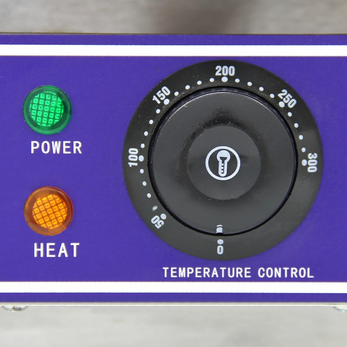 Temperature control dial and indicator lights on the KuKoo 50cm Wide Electric Griddle, featuring power and heat settings