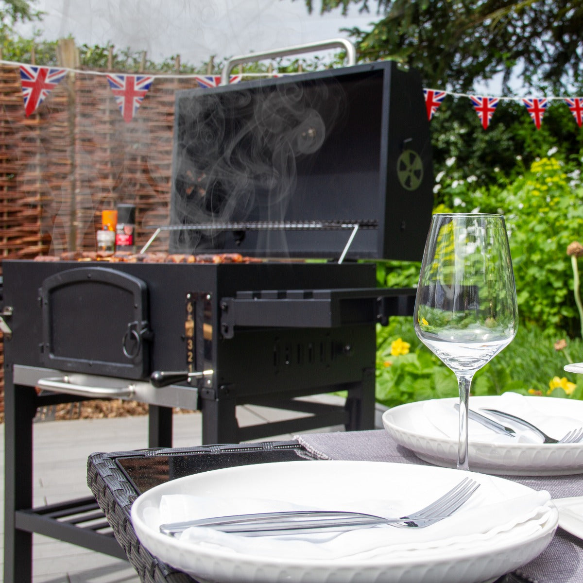 XXL BBQ Smoker Grill & Union Jack Bunting